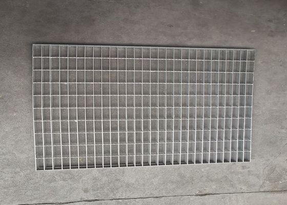 Voetgrating van het Loopbrugstaal randde Hete Ondergedompelde Gegalvaniseerde Grating