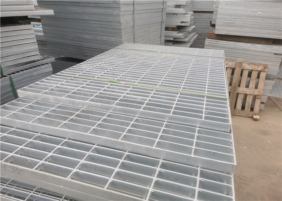 Roestvrije Gegalvaniseerde het Staalgrating van Tredeloopvlakken Loopbrugq235 305mm Breedte