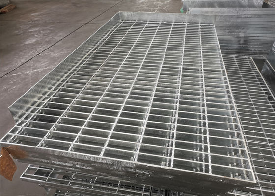 Roestvrije Gegalvaniseerde het Staalgrating van Tredeloopvlakken Loopbrugq235 305mm Breedte