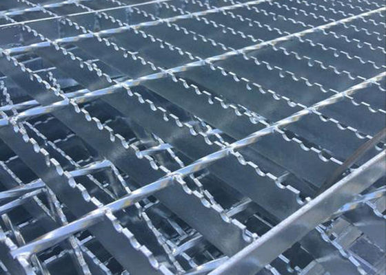 2m Grating van het Breedte Antislipq235 Op zwaar werk berekende Staal Gevormde Tand