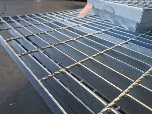 32x3mm Gegalvaniseerde die Staalgrating Plaat Swage voor Oprijlaangang wordt gesloten