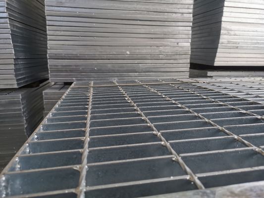 32x3mm Gegalvaniseerde die Staalgrating Plaat Swage voor Oprijlaangang wordt gesloten