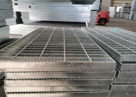 De getande Gegalvaniseerde Roosters die van de Staaloprijlaan Aluminium 6063 voor Stadionafvoerkanaal raspen