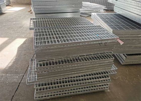 De getande Gegalvaniseerde Roosters die van de Staaloprijlaan Aluminium 6063 voor Stadionafvoerkanaal raspen