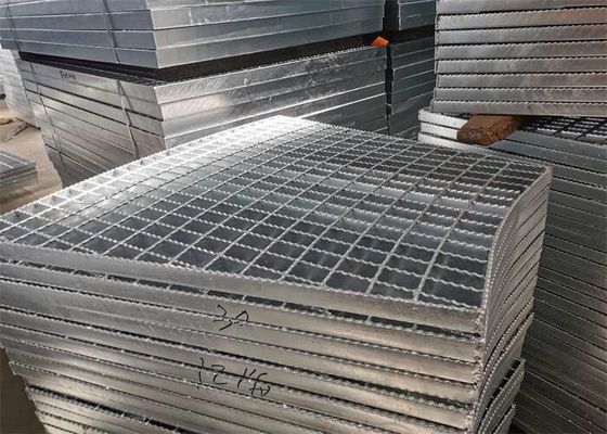 De getande Gegalvaniseerde Roosters die van de Staaloprijlaan Aluminium 6063 voor Stadionafvoerkanaal raspen