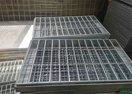 De Loopvlakkenstaal dat van de hete Onderdompelings Gegalvaniseerd Trede 60mm Getande Stijl raspt