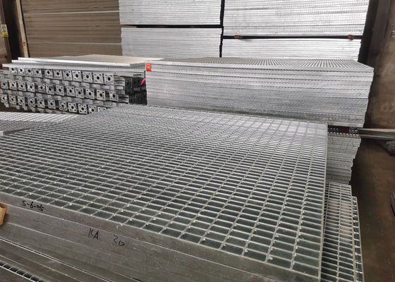Getande 30*100mm Grating van het Hete Onderdompelings Gegalvaniseerde Staal Met hoge weerstand