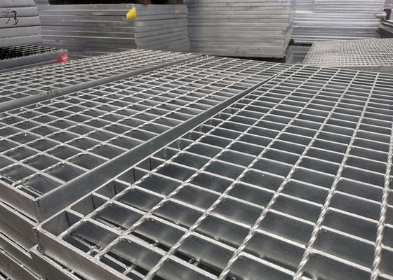 Platformstaal die met hoge weerstand 100mm Netwerk van de Steunbalk het Bewijs Gegalvaniseerde Gang raspen