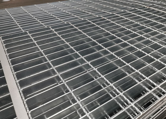 Getande 30*100mm Grating van het Hete Onderdompelings Gegalvaniseerde Staal Met hoge weerstand