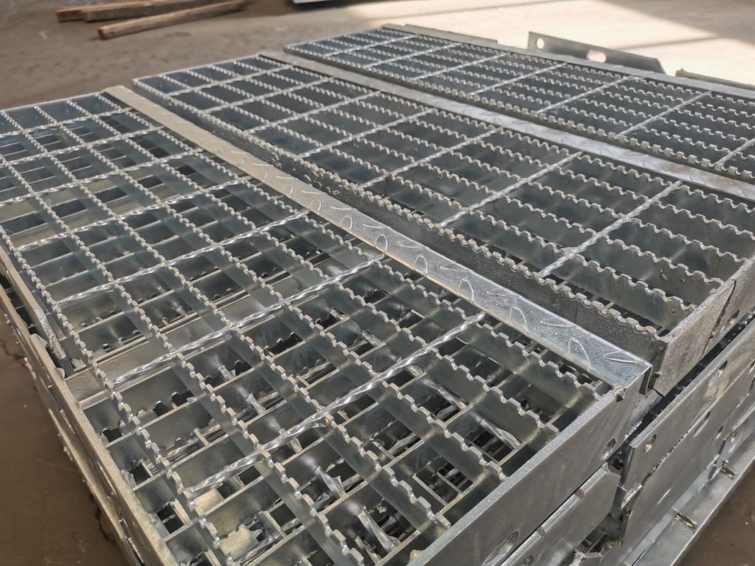 ODM Hete Onderdompeling die Samenstellingsstaal galvaniseren die 1m Breedtet4 Type Fabriek raspen Openlucht